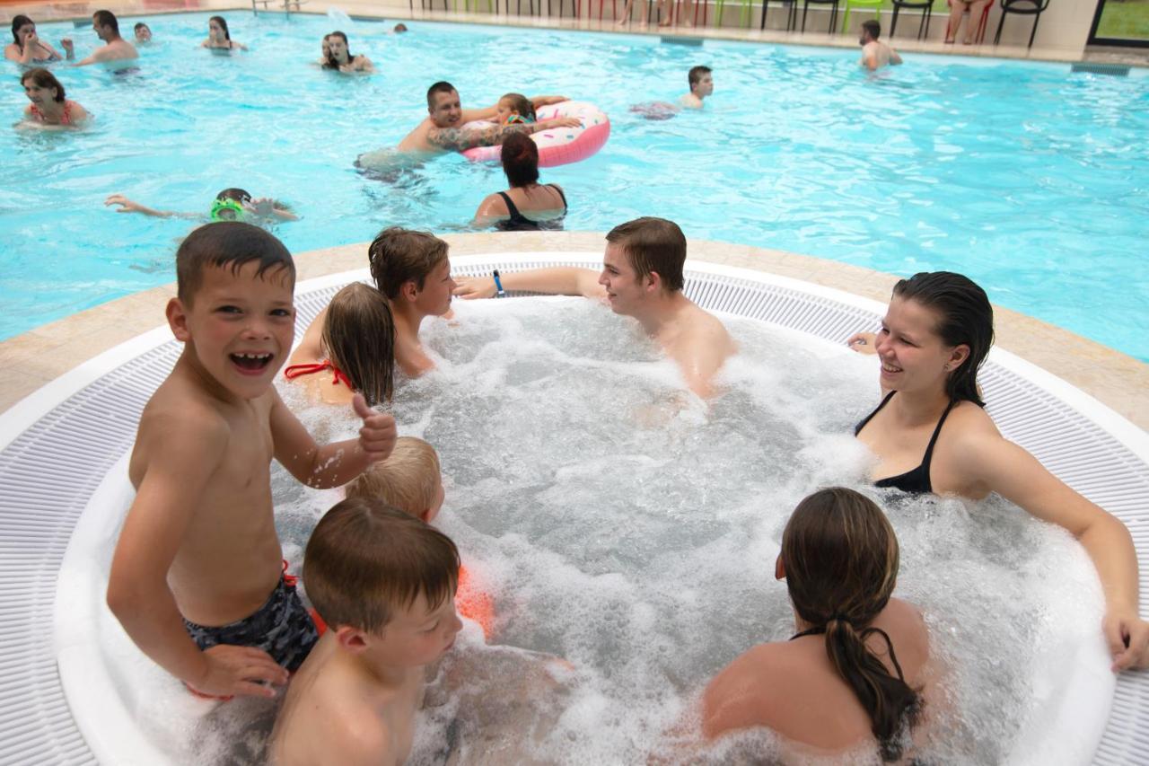 Camping Blauwe Meer Nv Hotel Ломел Екстериор снимка